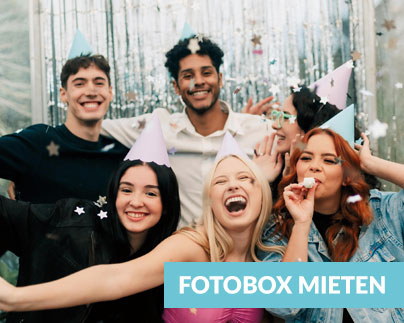 5 Menschen machen ein Partyfoto for einer Kamera